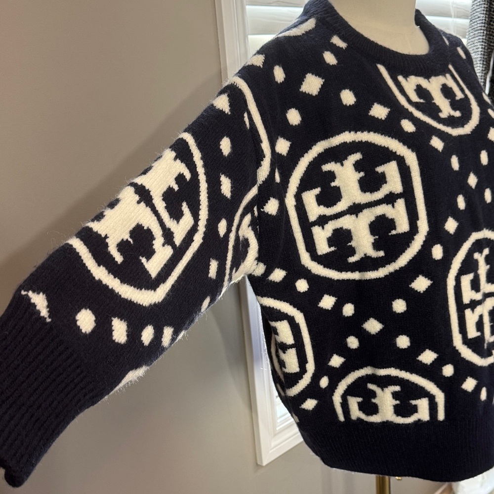 Very beautiful Navy and White Patterned Sweater like new !! - Picture 3 of 10
